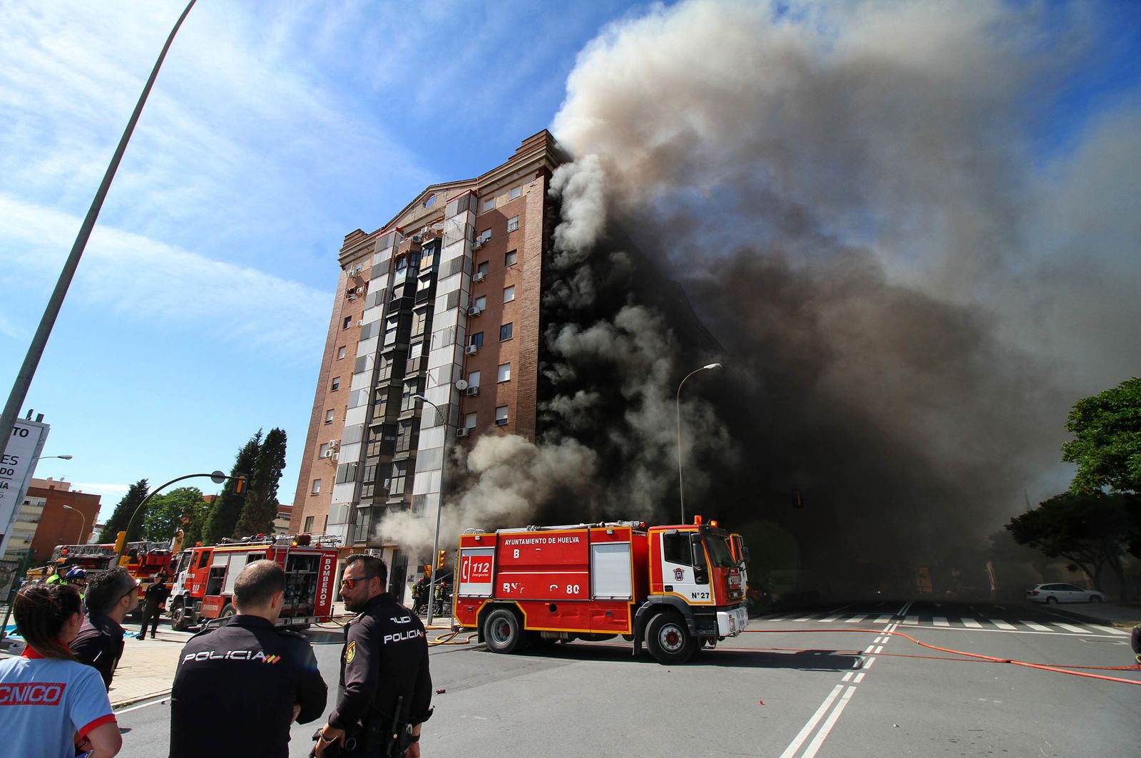 Imágenes del incendio de un bazar en la avenida de Santa Marta.