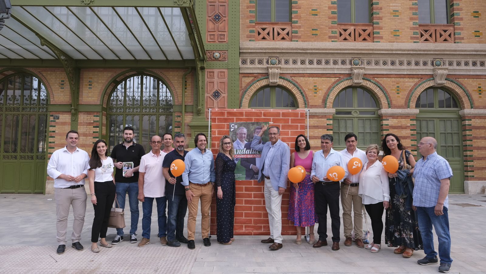 Imágenes del inicio de campaña electoral andaluza con la pegada de carteles.
