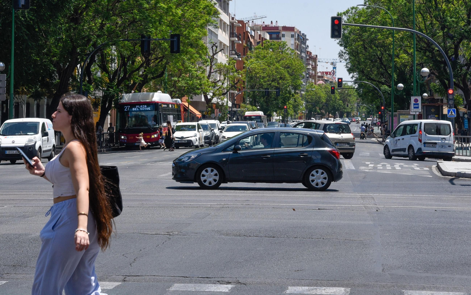 Una joven cruza en la confluencia de Luis Montoto con Luis de Morales y Kansas City.