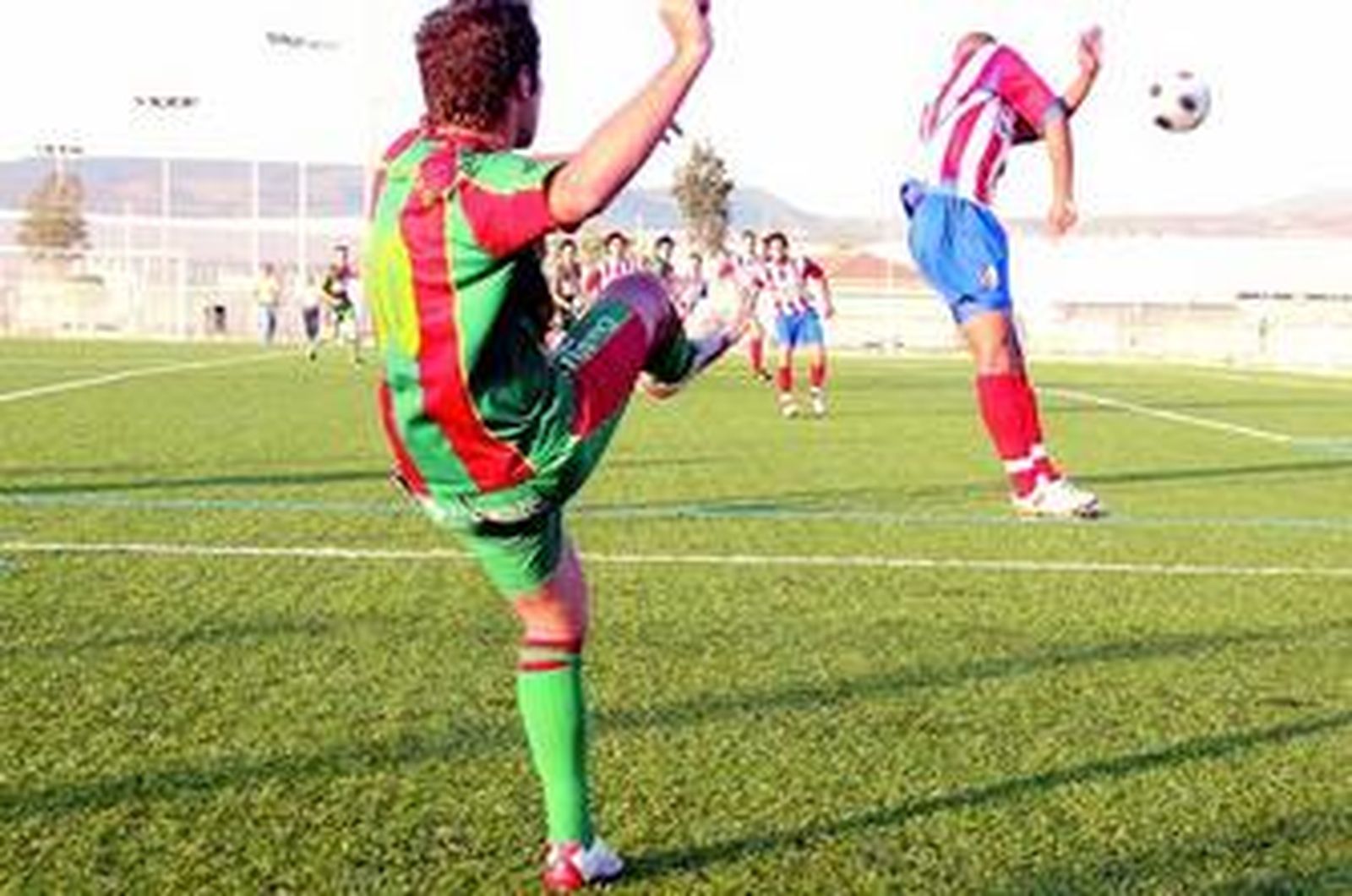Edu Gómez ejecuta una falta lateral en el choque de ayer ante el Baza.