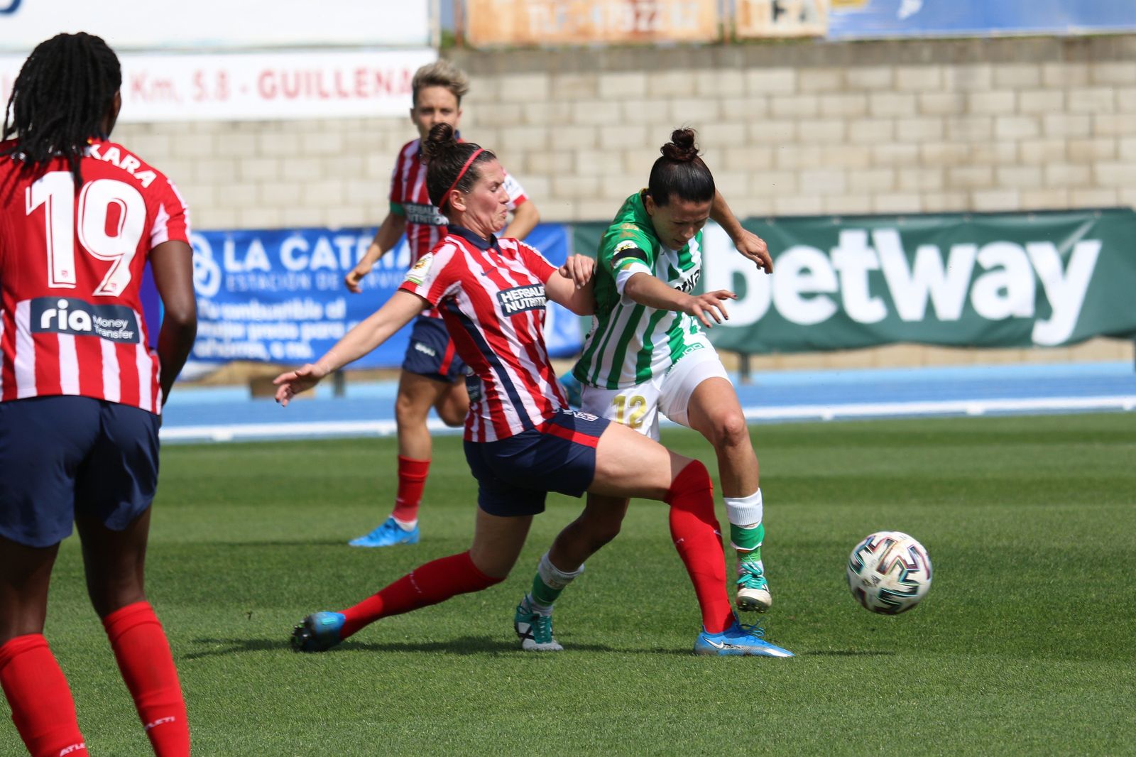 Van Dongen presiona a su ex compañera Bea Parra.