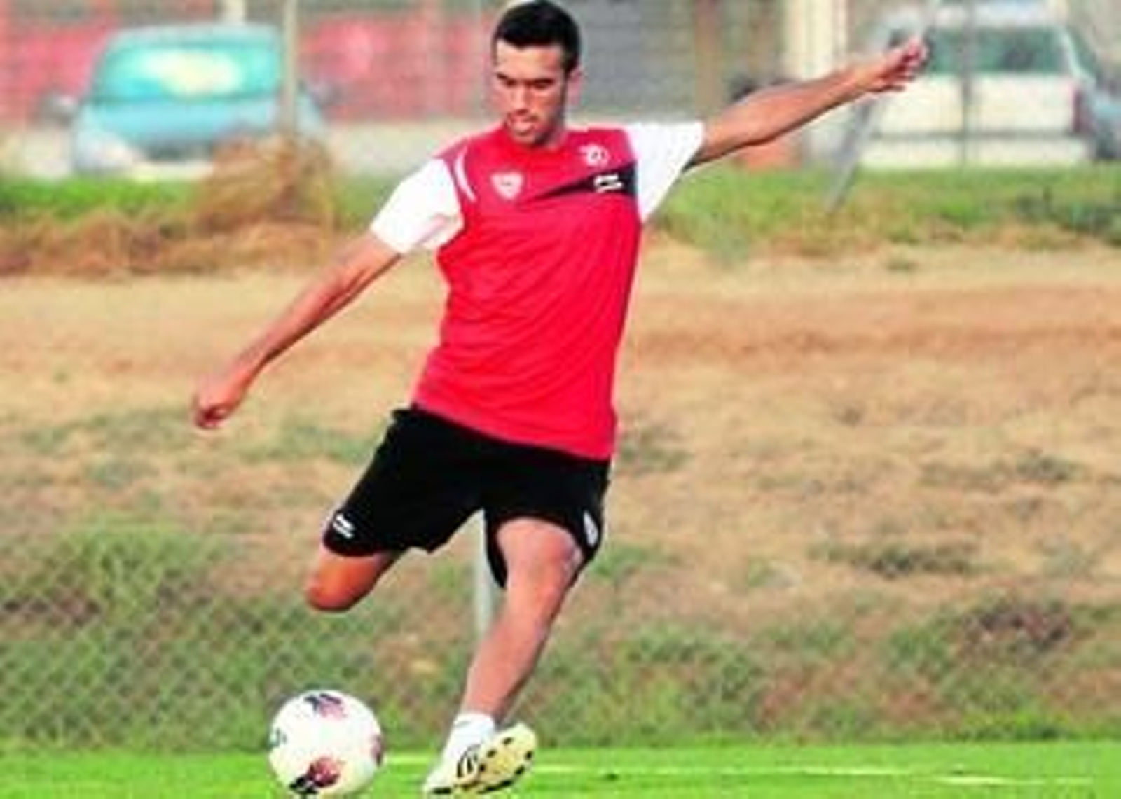 Plástico gesto de Salva desplazando el balón en largo en un entrenamiento del primer equipo.