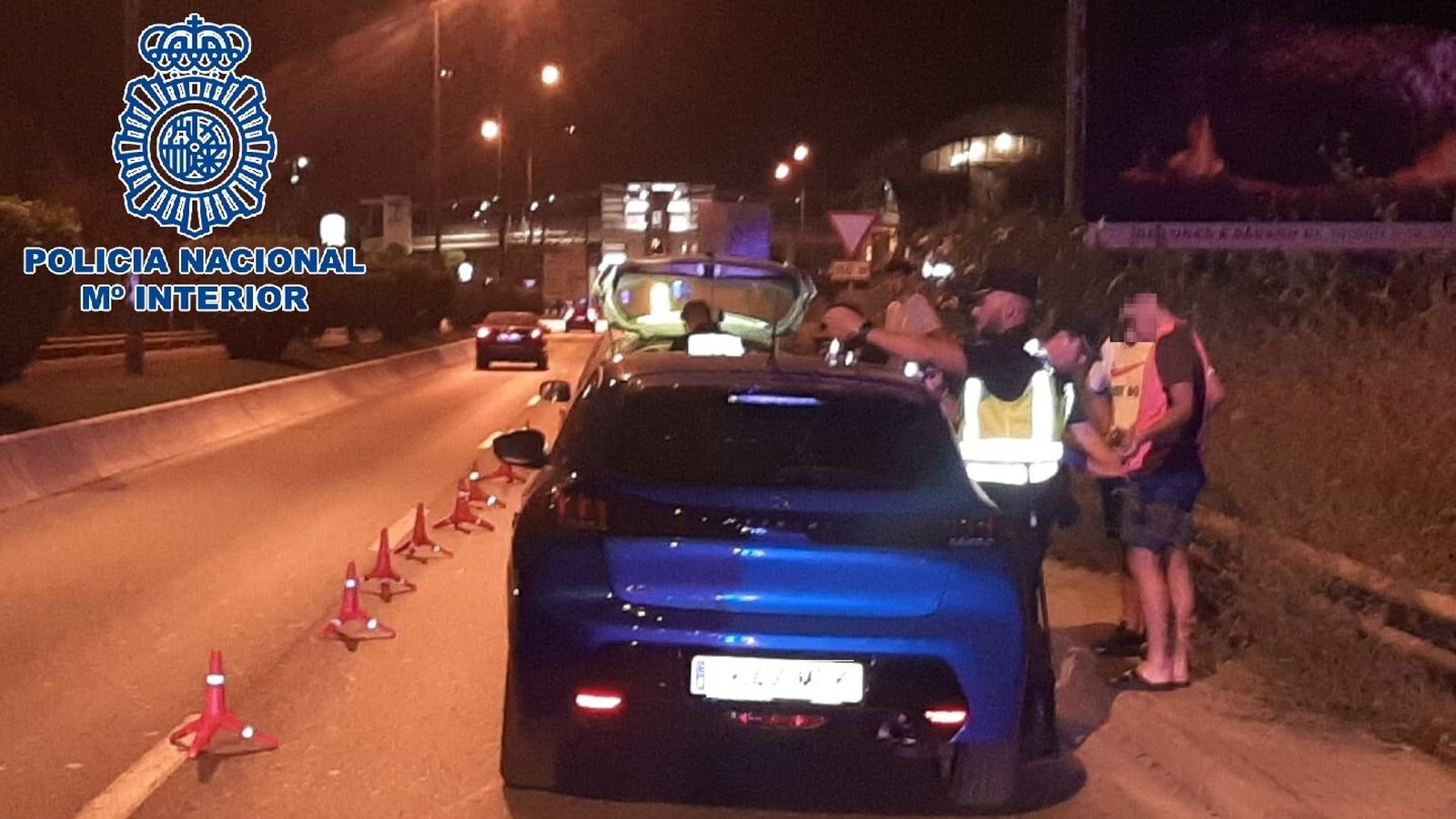 Uno de los controles practicados por la Policía Nacional en el entorno de los conciertos de Bahía Sound en San Fernando, en una imagen divulgada por el cuerpo.