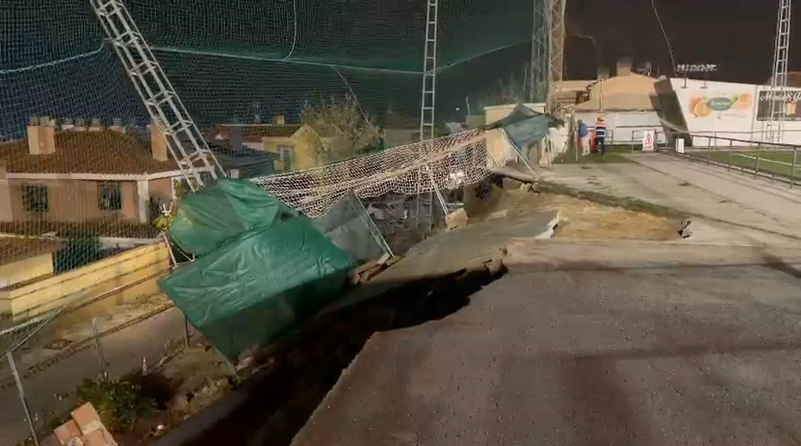 Así ha quedado el campo de fútbol de Huétor Vega tras el derrumbe de un muro