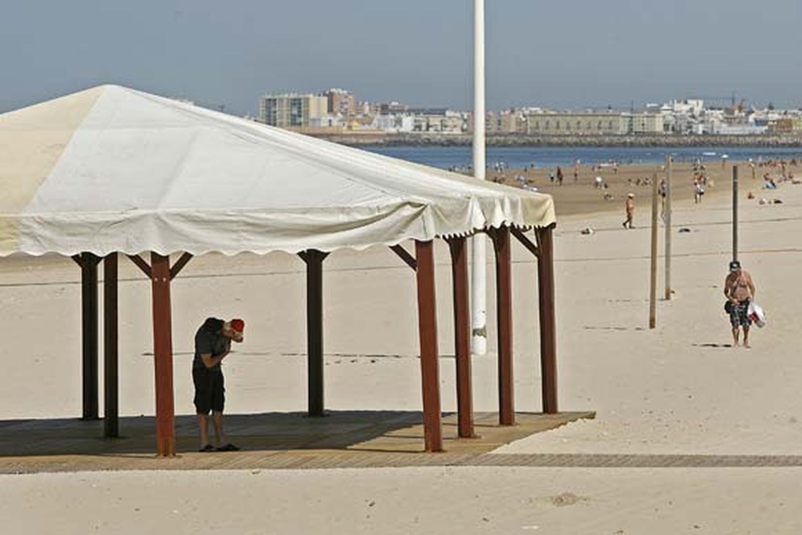 Decenas de operarios se afanan estos días por dejar la zona estrella del verano gaditano en perfecto estado./Joaquín Pino

Foto: Joaquin Pino