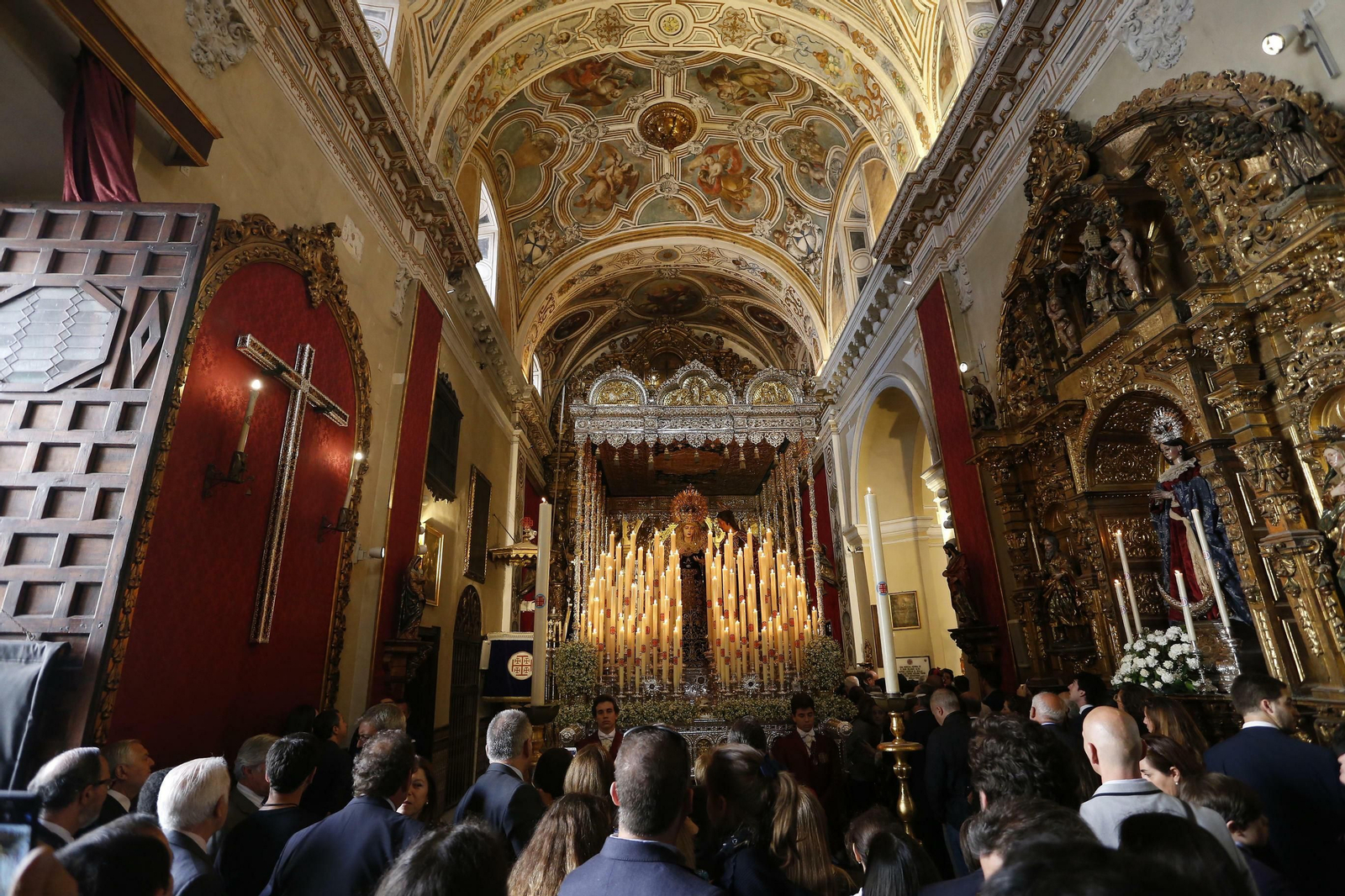 Colas en los templos a la espera de la Madrugá