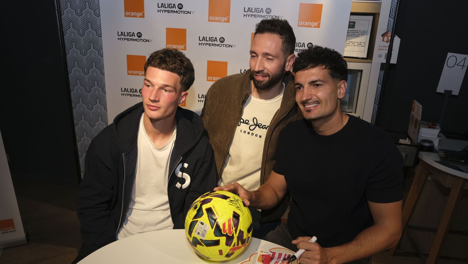 Búscate en las fotos de la firma de los jugadores de la U.D. Almería en la tienda Orange