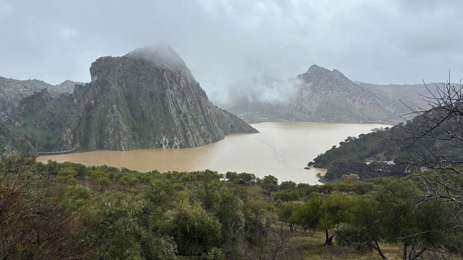 Situación actual de la presa prácticamene llena.