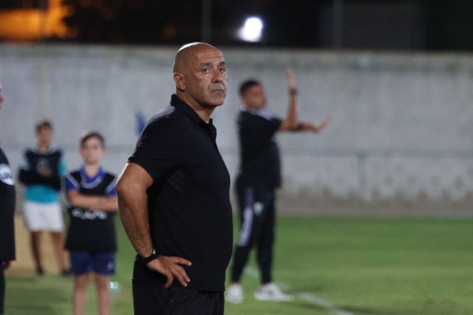 Paco Peña, con gesto serio en el partido ante el Marbella.