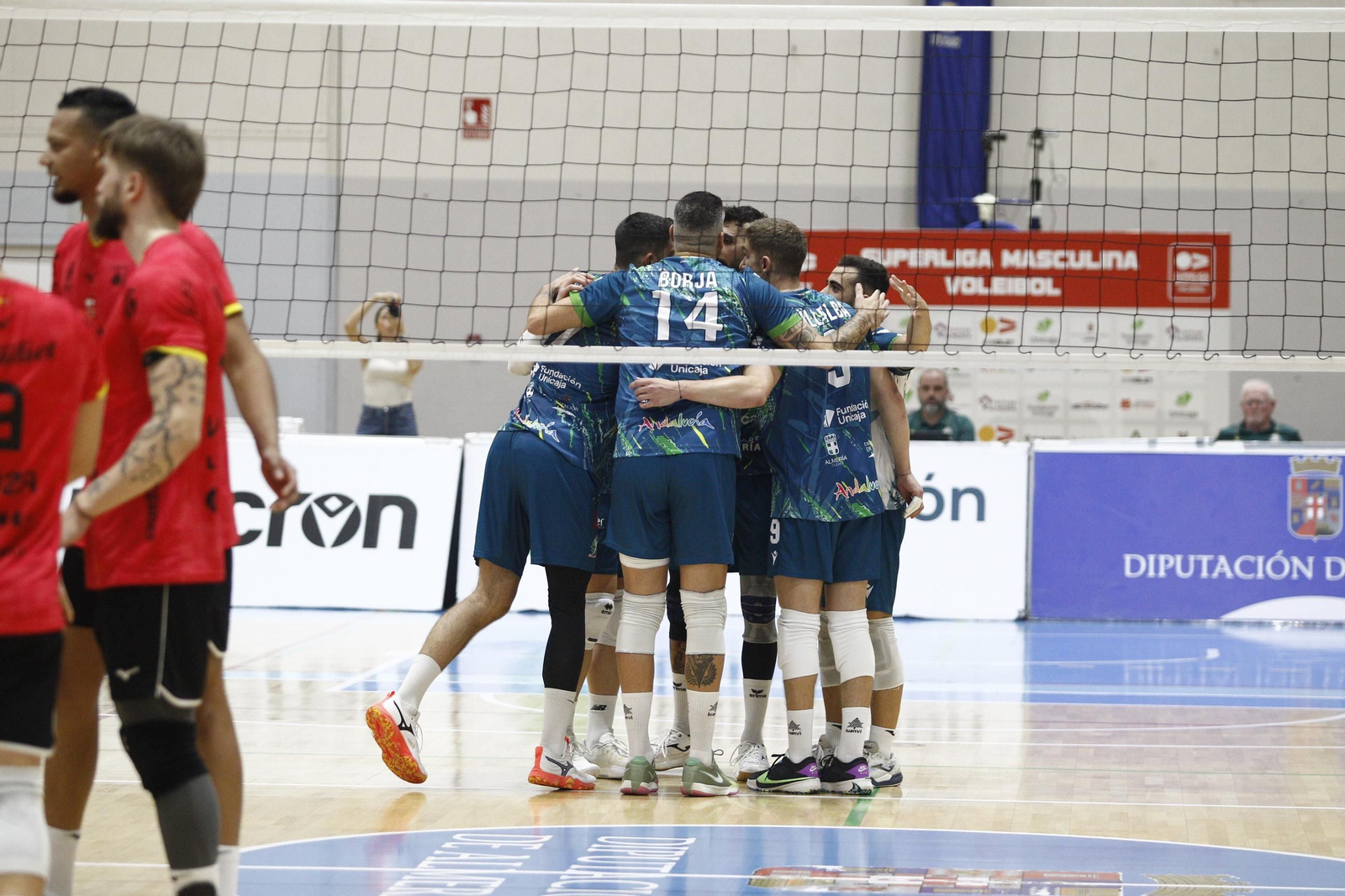 Los ahorradores hacen piña tras un punto durante el anterior encuentro disputado en el Moisés Ruiz.