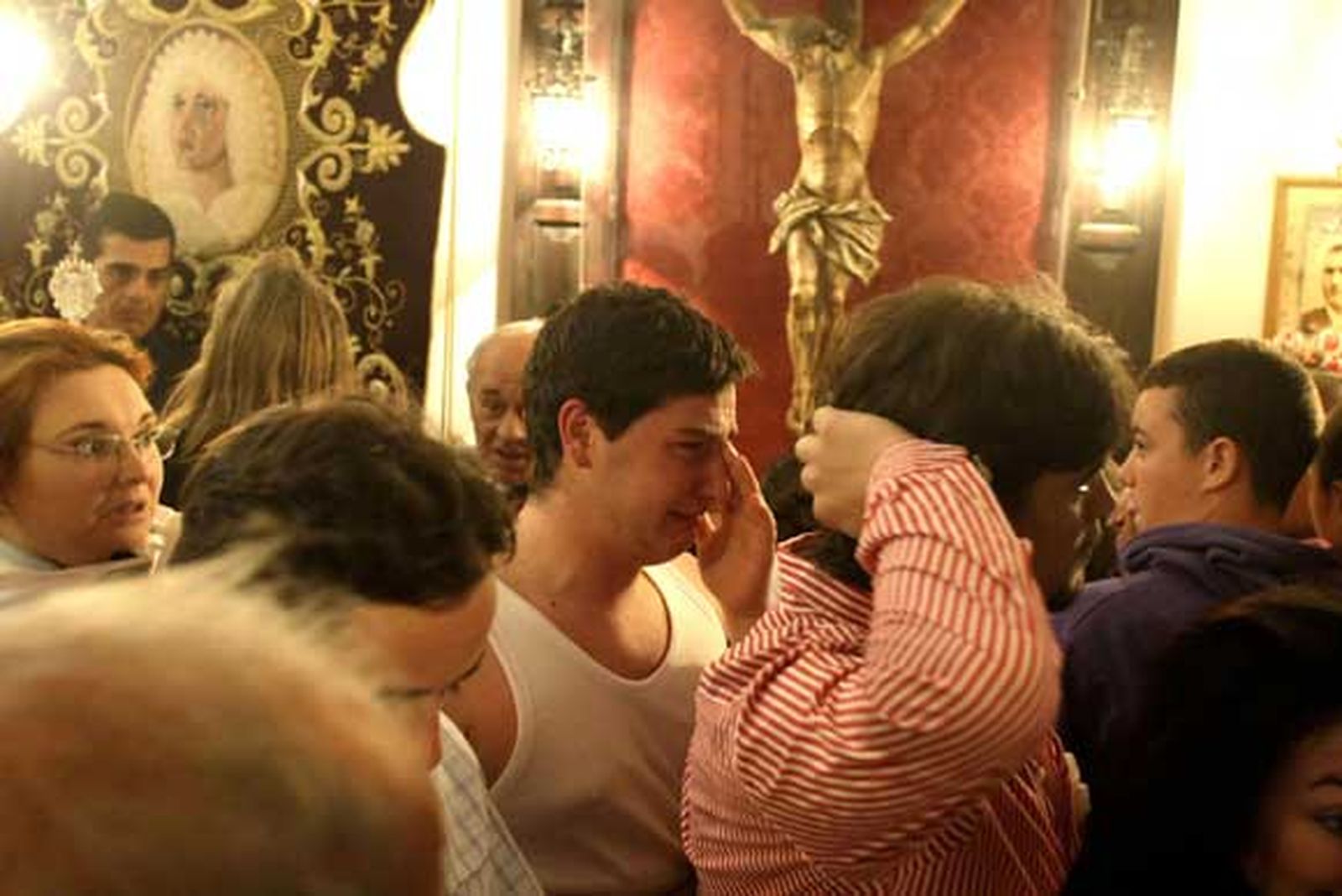 Costaleros que no pueden contener las lágrimas

Foto: J.M.Q./Shus Teran/Erasmo Fenoy/Paco Guerrero