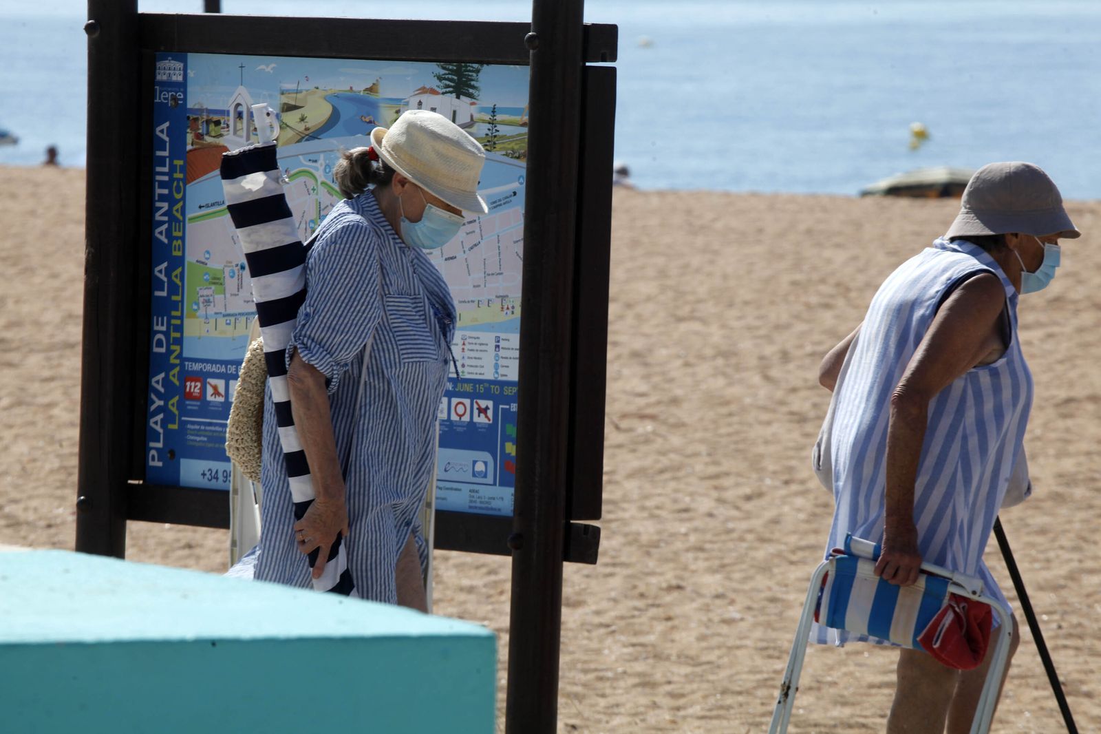 Imágenes de los bañitas en La Antilla y Nuevo Portil con mascarillas
