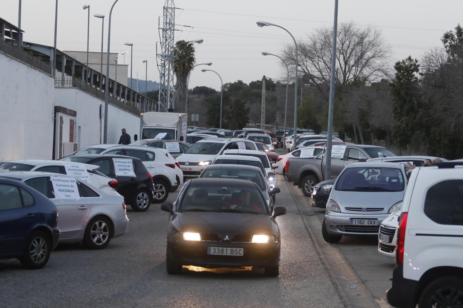 La caravana de protesta de la plantilla de Aucorsa, en fotografías