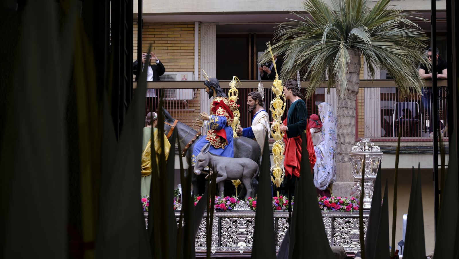 La Borriquita procesiona por las calles de Almería, en imágenes