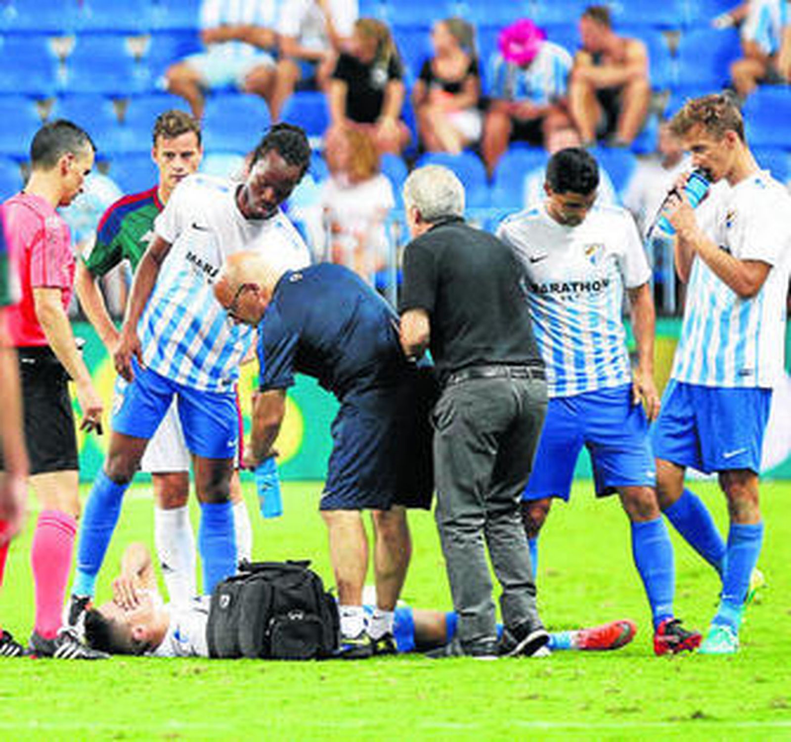 Juanpi es atendido y Chory Castro aprovecha para pisar el césped.