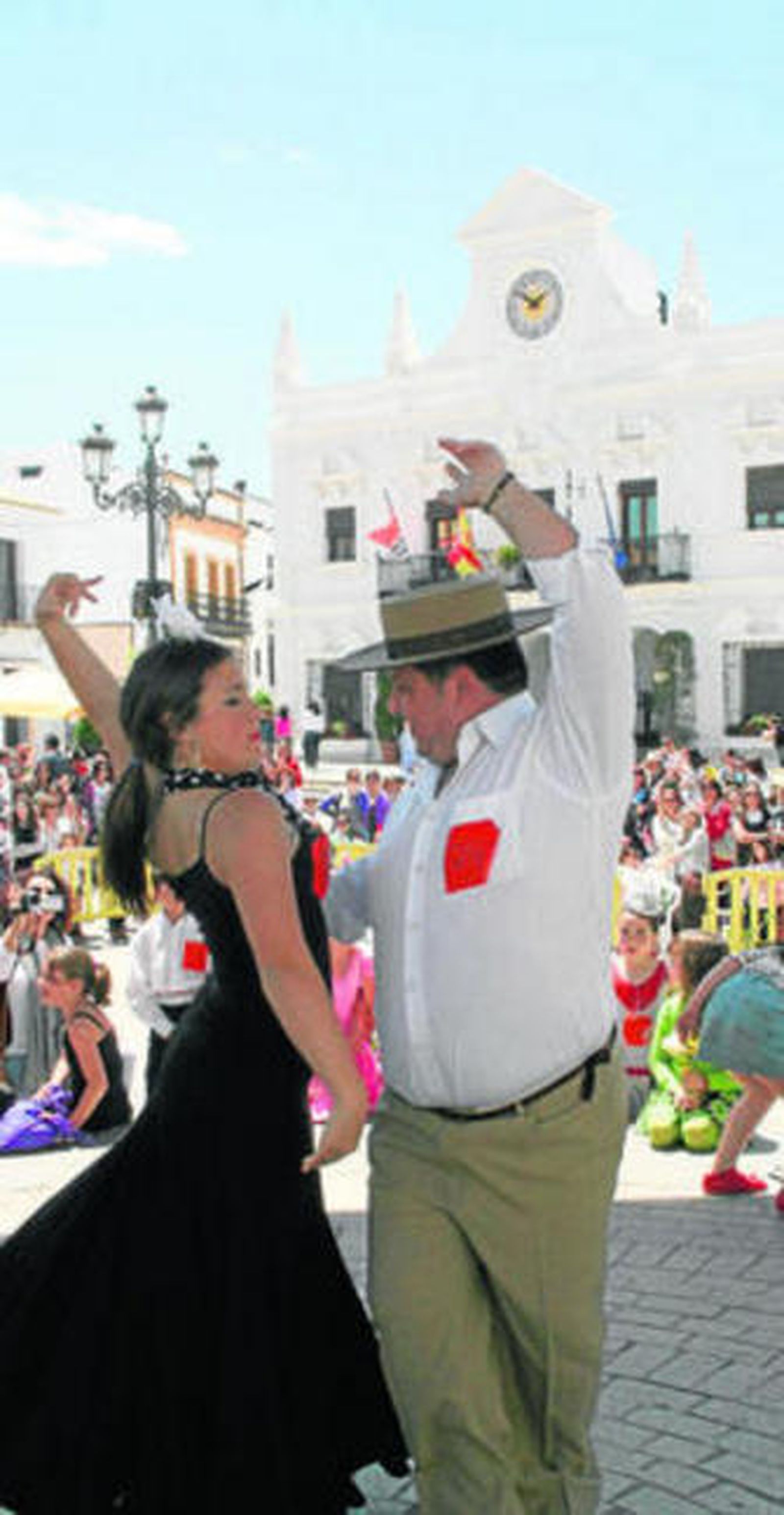 1. La pareja ganadora del certamen se recrea en el baile de las sevillanas durante el concurso celebrado en Cartaya. 2. Niñas y mayores se mueven al compás de sevillanas. 3. Dos jóvenes participantes en la iniciativa cartayera, muy sonrientes. 4. Numeroso público acude al espectáculo.