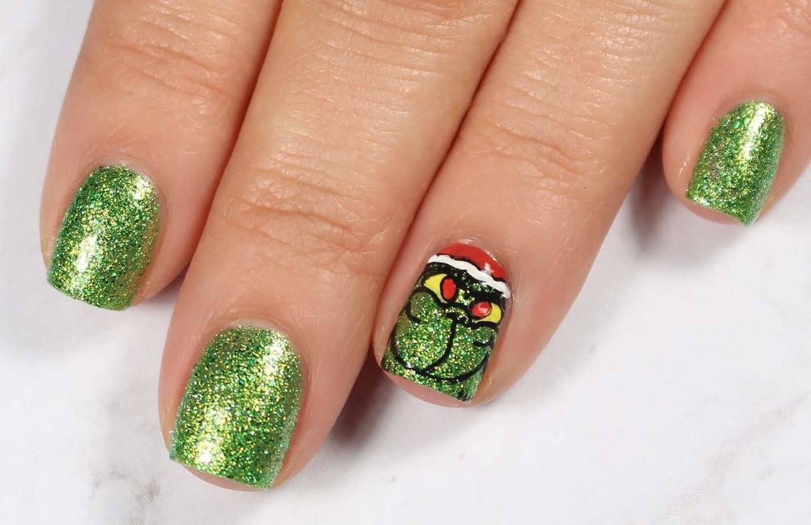 Nail art de glitter verde inspirado en 'El Grinch' de @nailstorming
