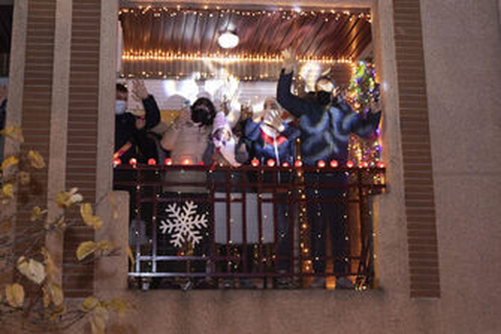 Fotos: así ha sido el recorrido en autobús de los Reyes Magos por Granada