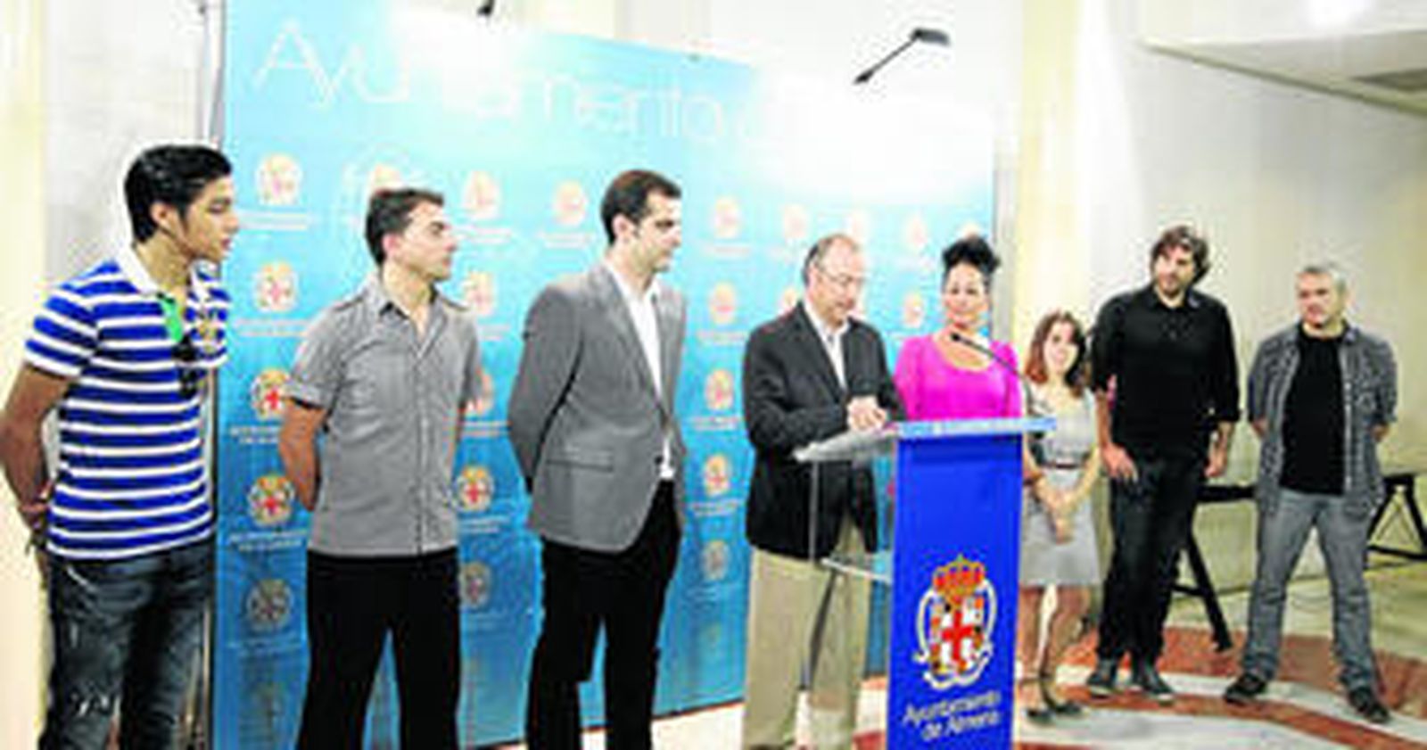 El alcalde y el concejal de Cultura con algunos de los artistas que participarán en el Día de la Música.