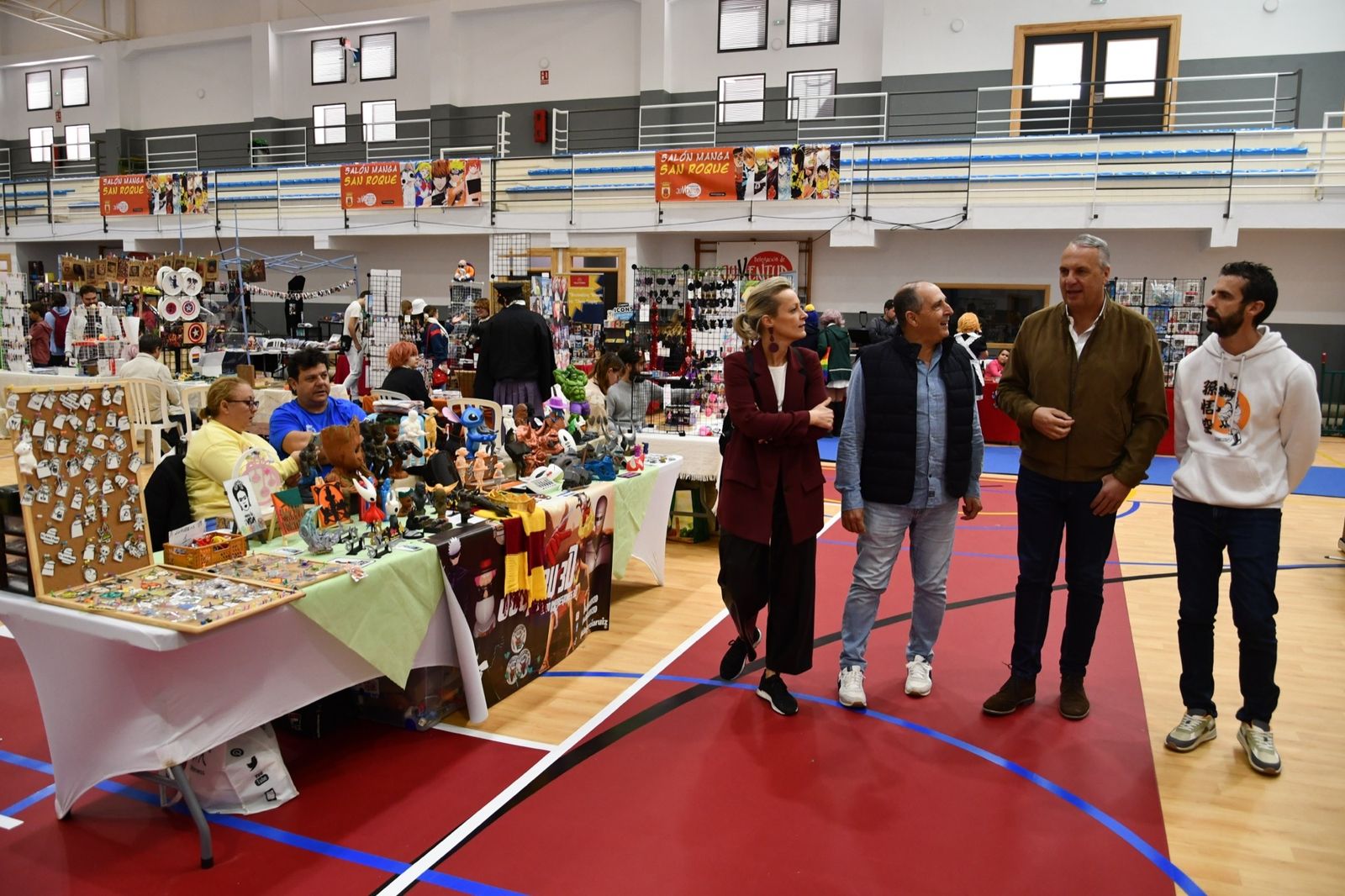 Las autoridades visitan los expositores, este sábado.