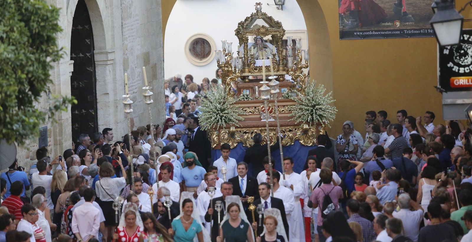 La Virgen del Tránsito pasa por el arco de Caballerizas en una de sus salidas procesionales.