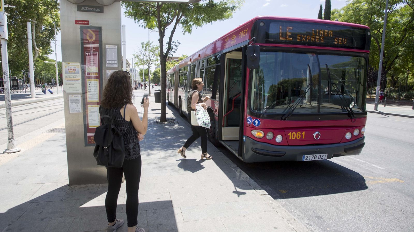 Usuarios esperan un autobús de la Línea Este.