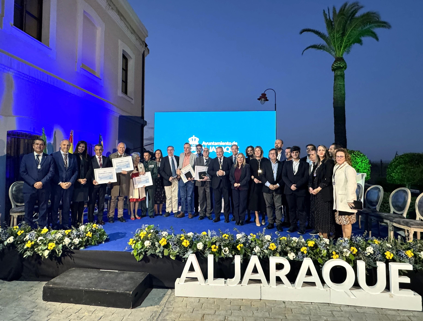 Homenajeados junto a representantes de las instituciones organizadoras.