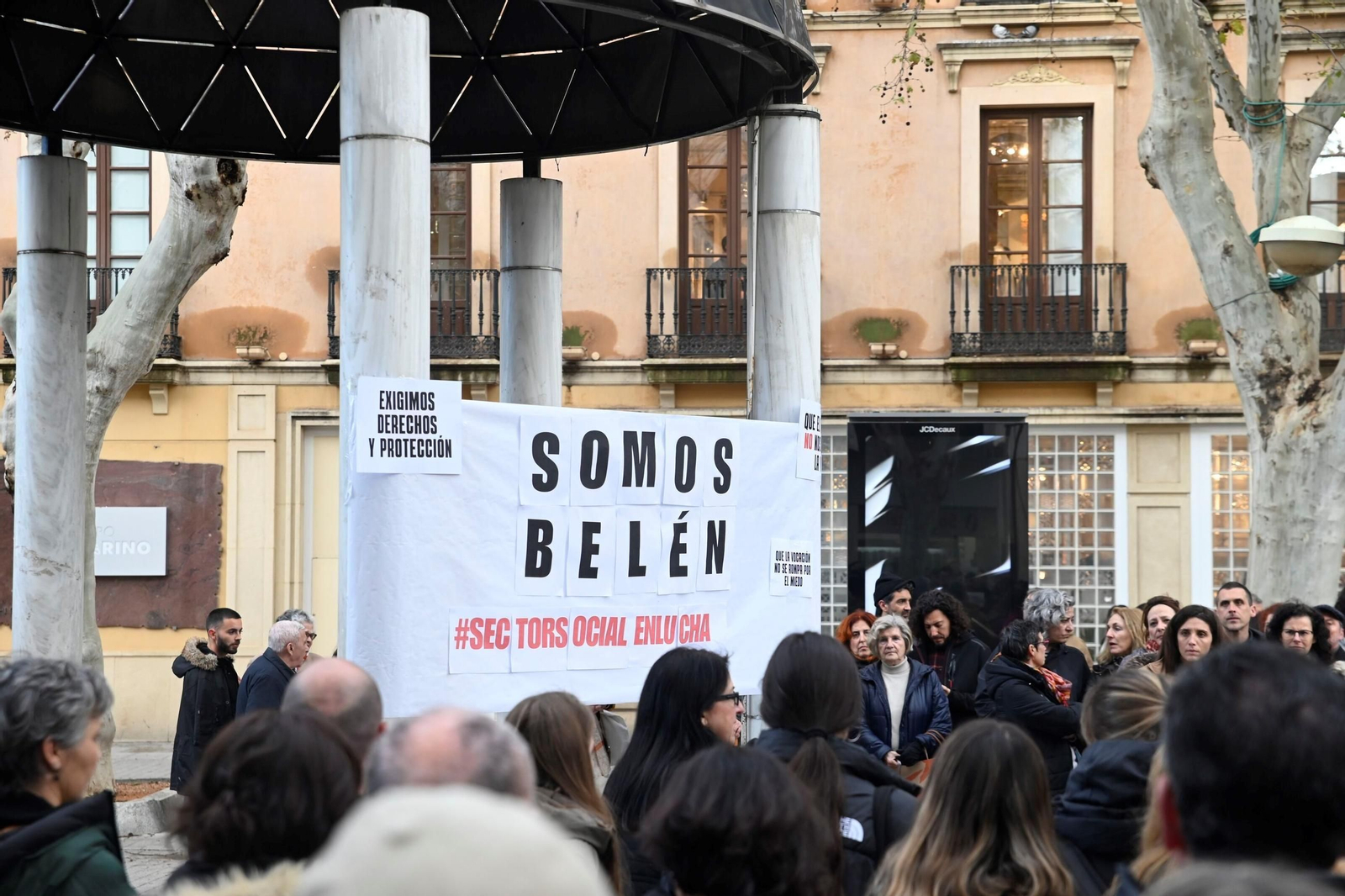 La concentración en Córdoba por la educadora social asesinada en Badajoz, en imágenes