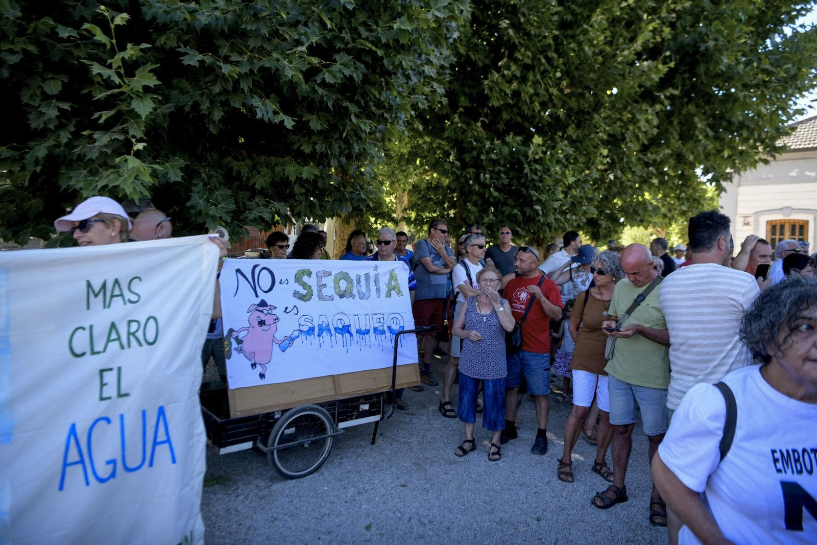 Así se han manifestado por las calles de Padul en contra de la embotelladora de Cijancos