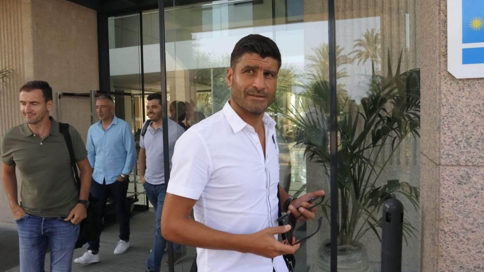 Pedro Emanuel saliendo del hotel de Almerimar en el que estuvo en sus primeros días en Almería.