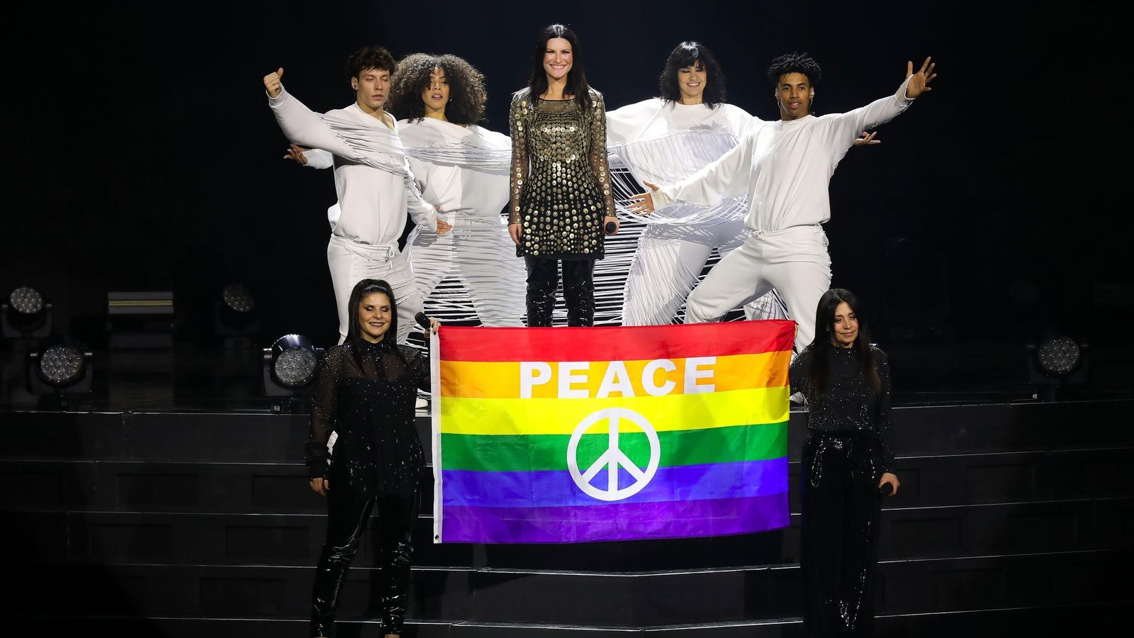 Laura Pausini pide respeto e igualdad en su concierto en Málaga con su look Alberta Ferret.