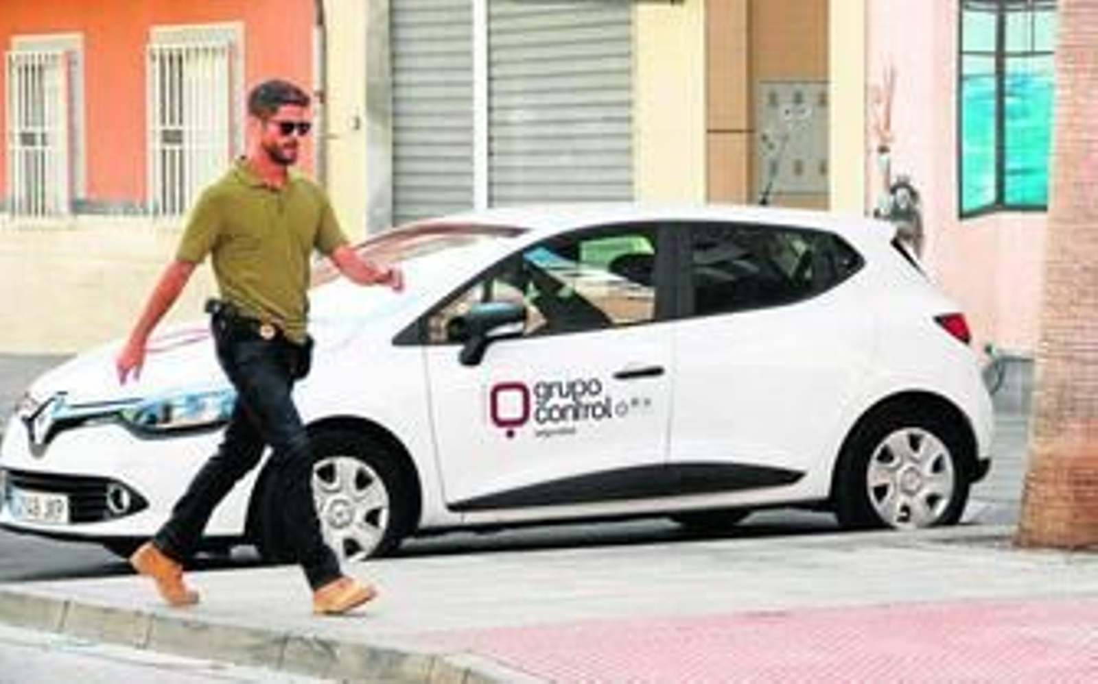Escena de la serie donde aparece el actor Luis Fernández con un coche del Grupo Control.
