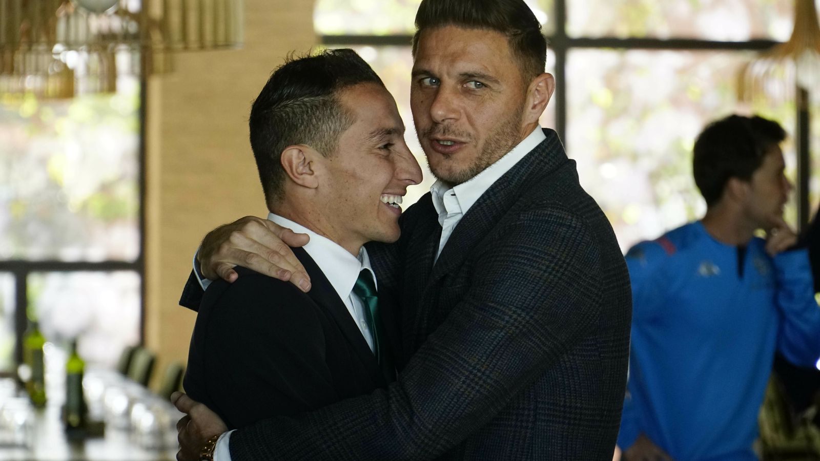 Joaquín felicita a Guardado en el acto de renovación.