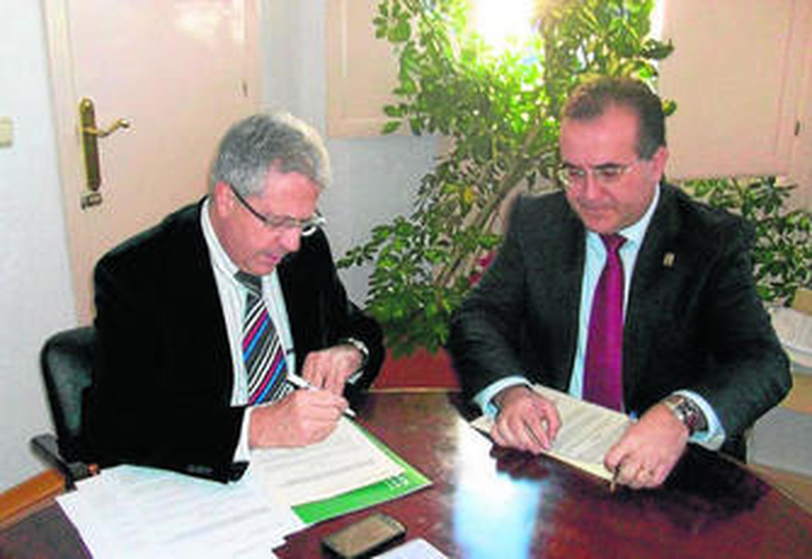 Manuel Lucas y Juan Francisco Fernández firman el acuerdo de ampliación del centro de salud.