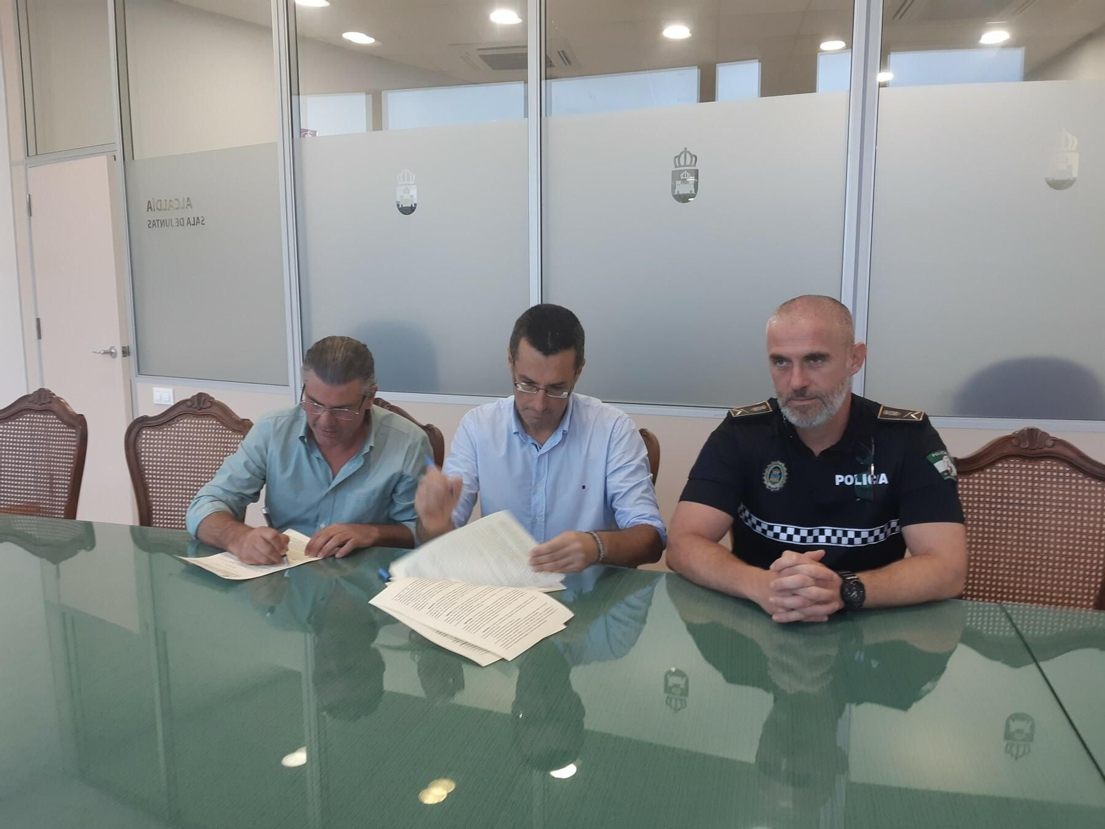 Los alcaldes de La Línea y San Martín del Tesorillo firman el acuerdo en presencia del intendente.