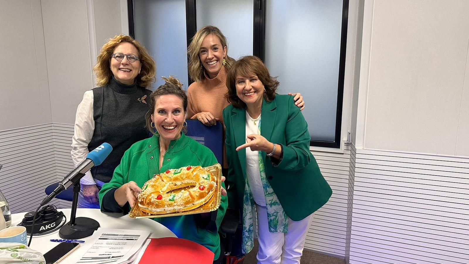 Cristina López Schlichting con el roscón del día de su regreso junto a compañeras de su programa como Soledad Mallol