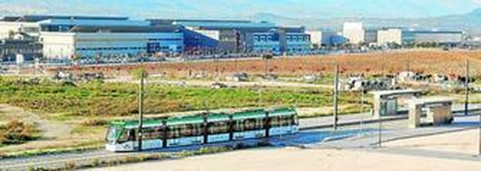 Uno de los trenes del Metro, a su paso por la zona de ampliación de la Universidad.