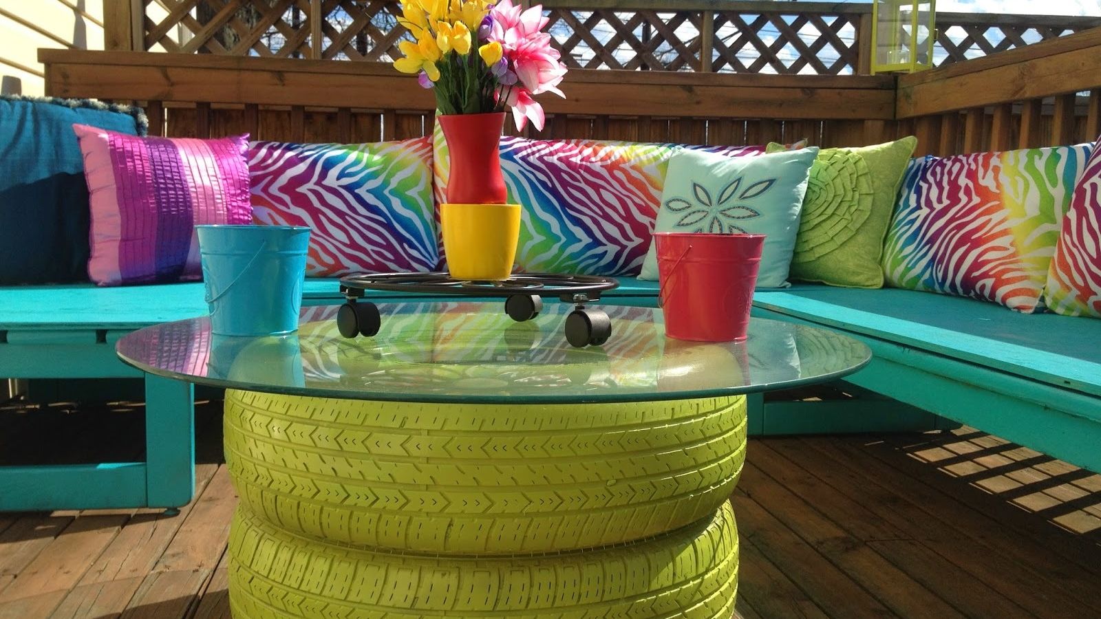 Los muebles reciclados o hechos con materiales reciclados son otra opción.