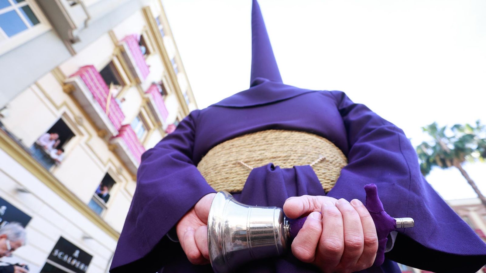 Un nazareno de Pasión con la campana a la espalda. Un nazareno de Pasión con la campana a la espalda.