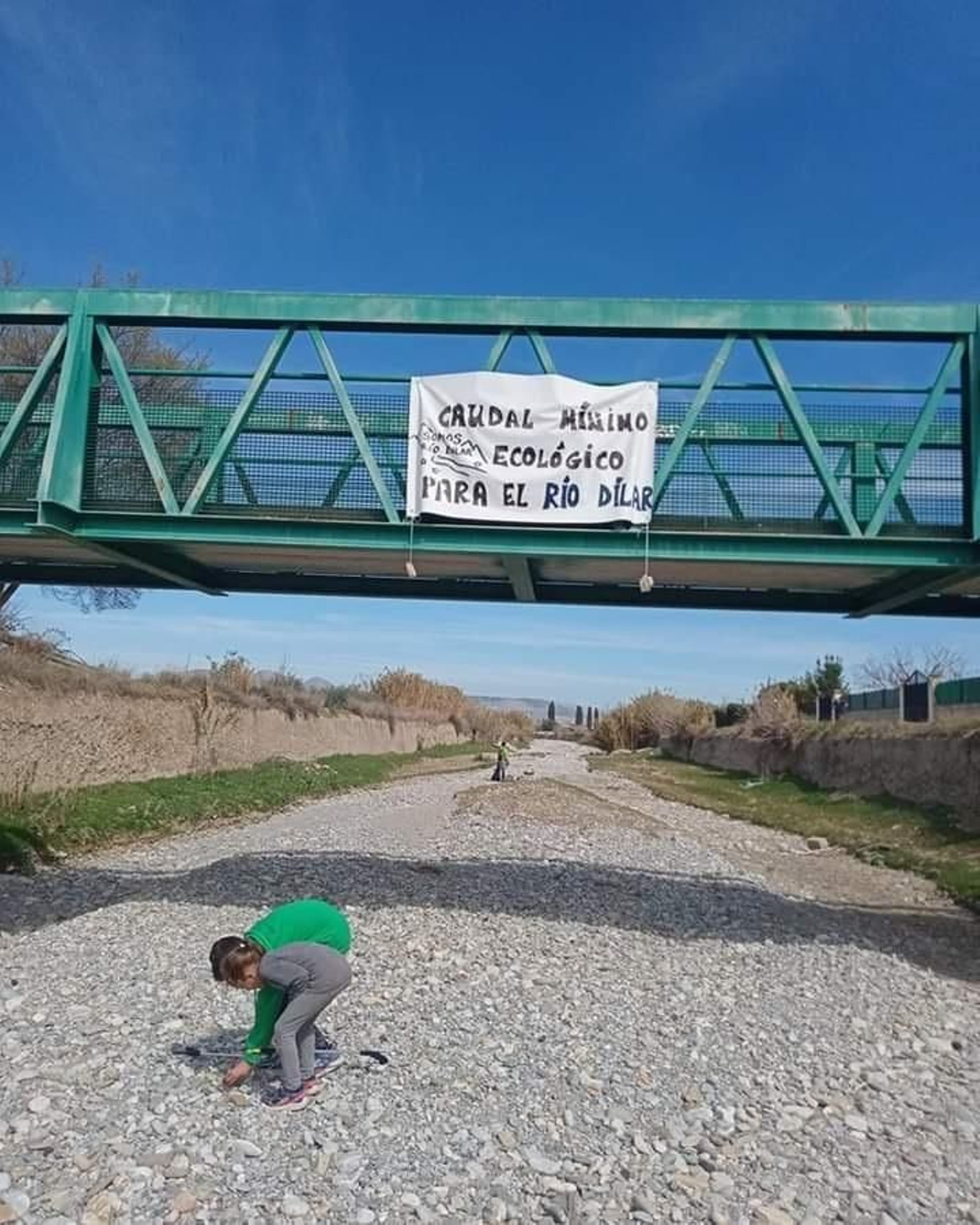 Niños participando en una de las campañas de limpieza del entorno del río Dílar