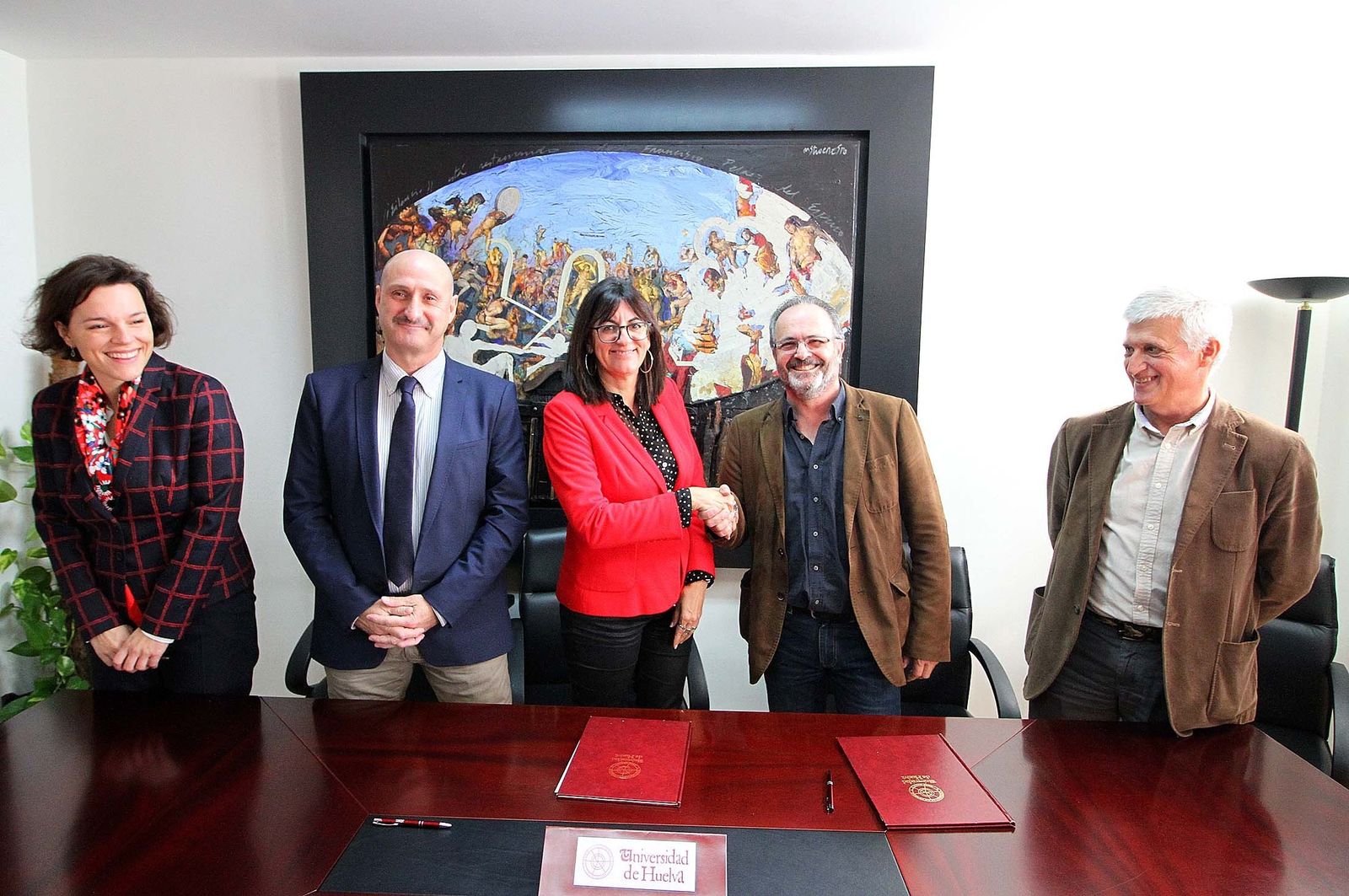 María Antonia Peña y Uberto Stábile se saludan tras la firma del acuerdo.