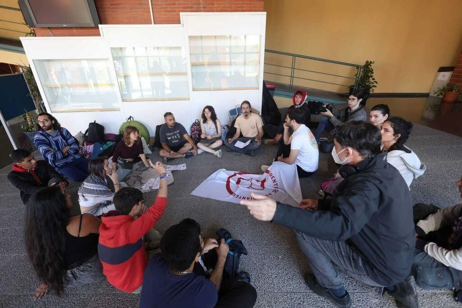 Estudiantes encerrados en la Biblioteca General de la UMA.
