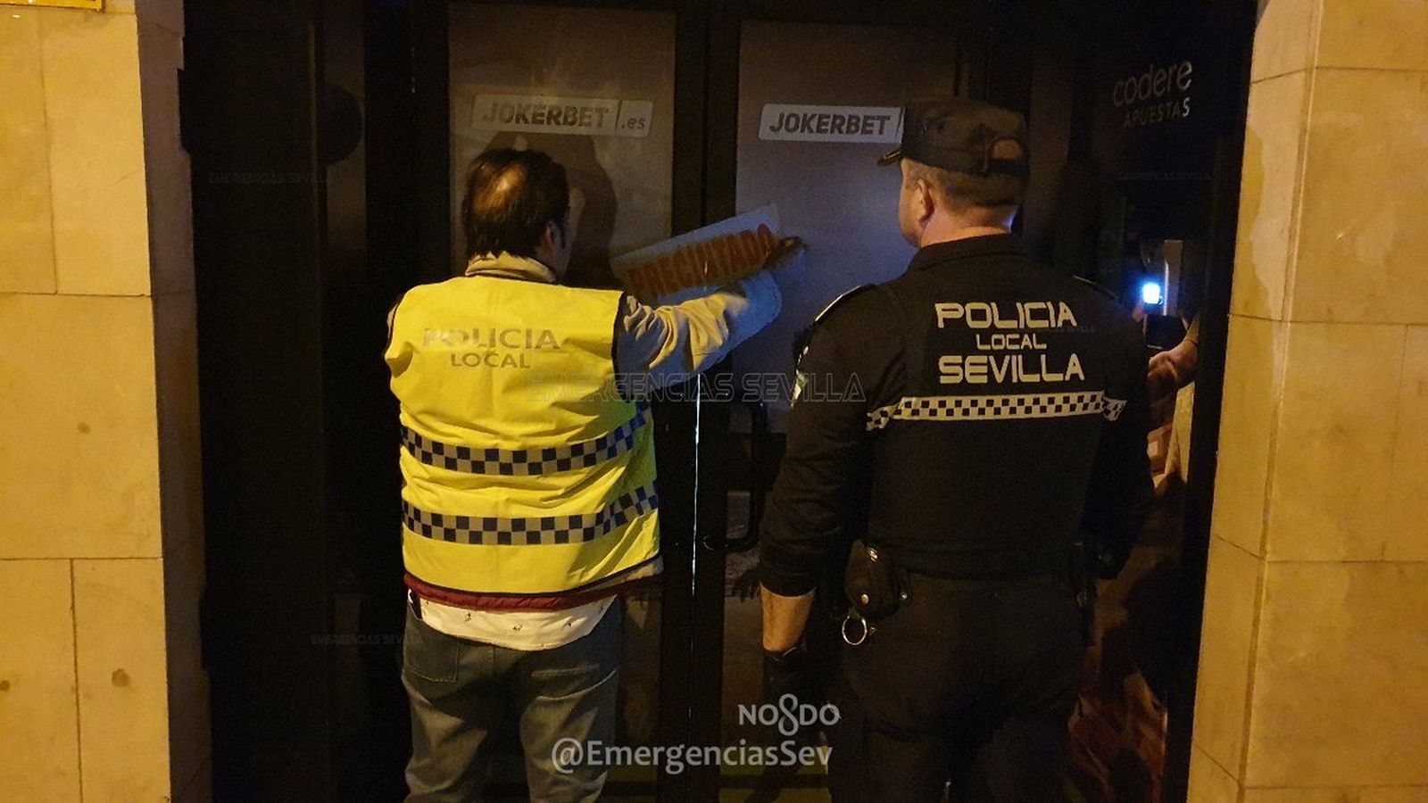 Momento del precintado del local.