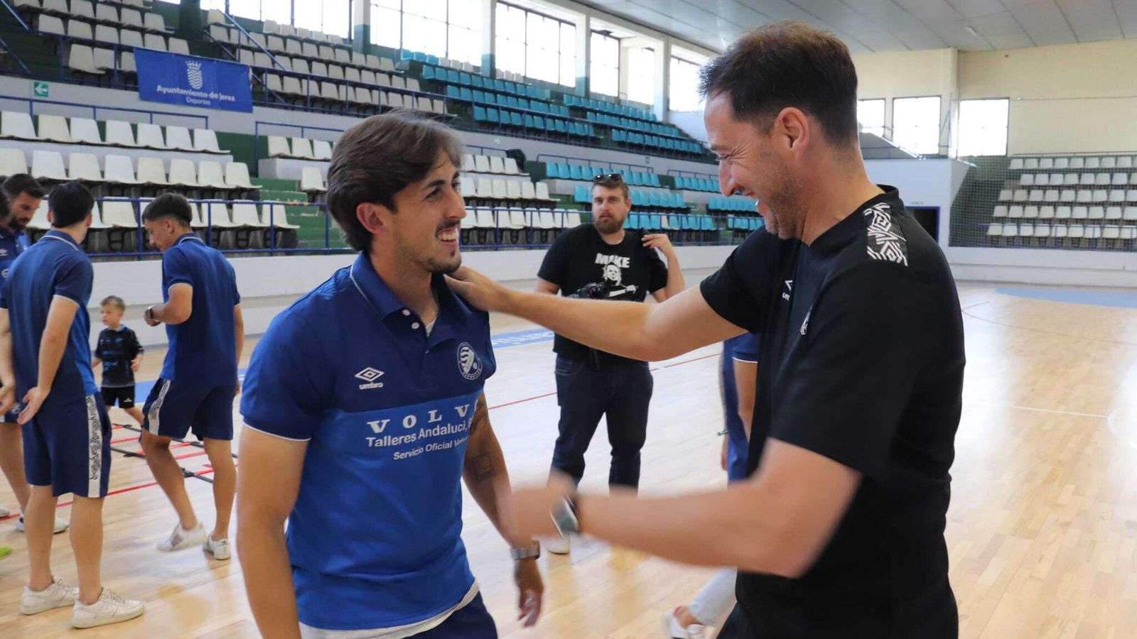 Isco saluda a Marcelo.