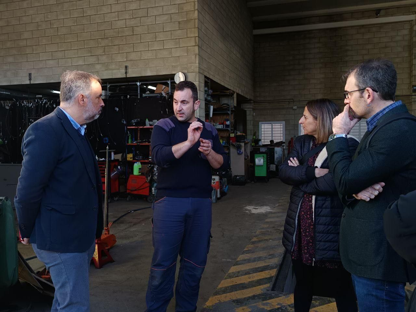 Toni Valero, con otros miembros de IU, en las instalaciones de la firma.