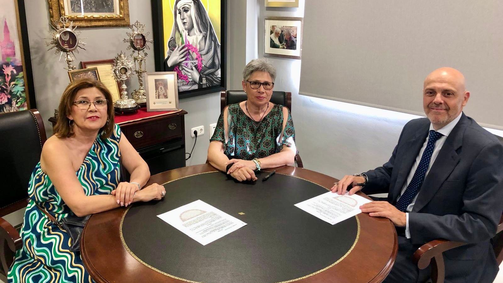 Firma del contrato con las hermanas Rama