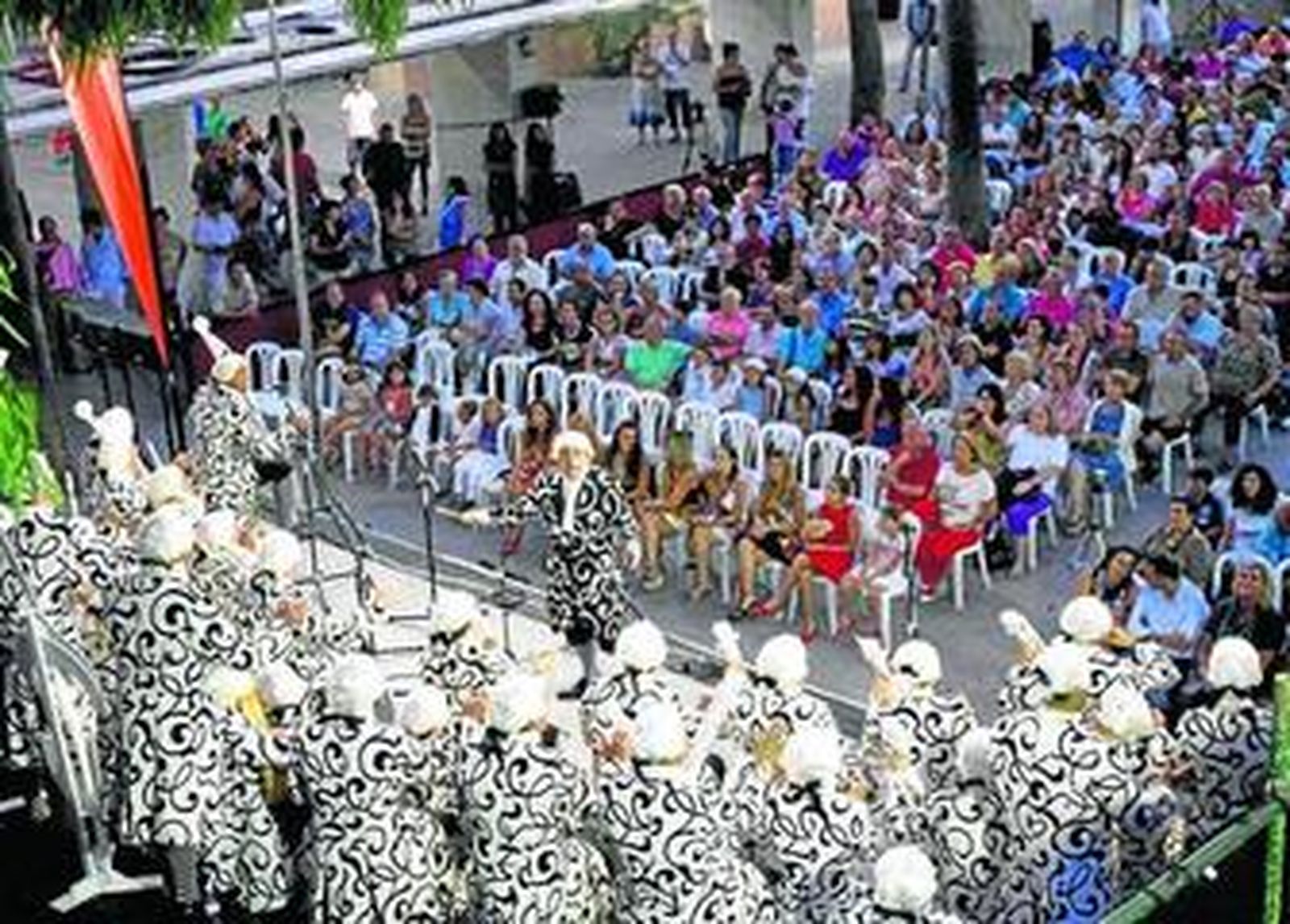 El coro de Nandi Migueles 'Allegro molto vivace' actúa en los 'Martes de Carnaval'.