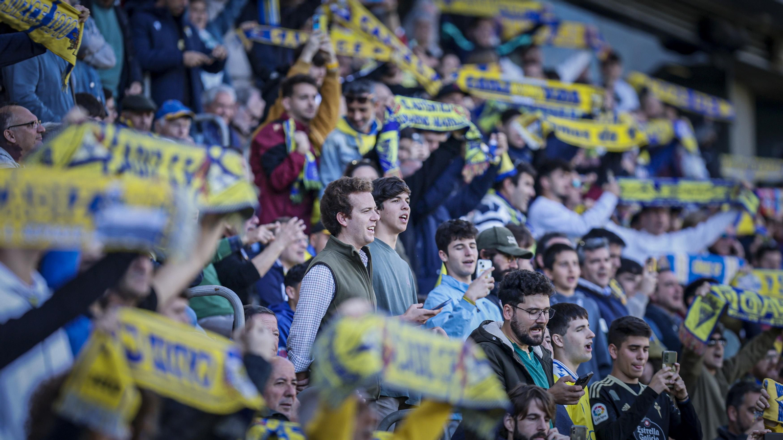 Aficionados cadistas en la grada del Nuevo Mirandilla.