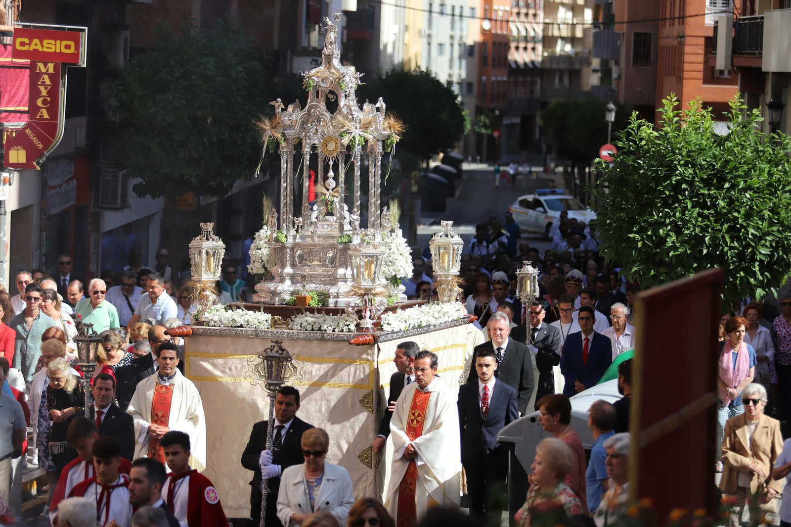 Imágenes del Corpus Christi recorriendo las calles de Huelva