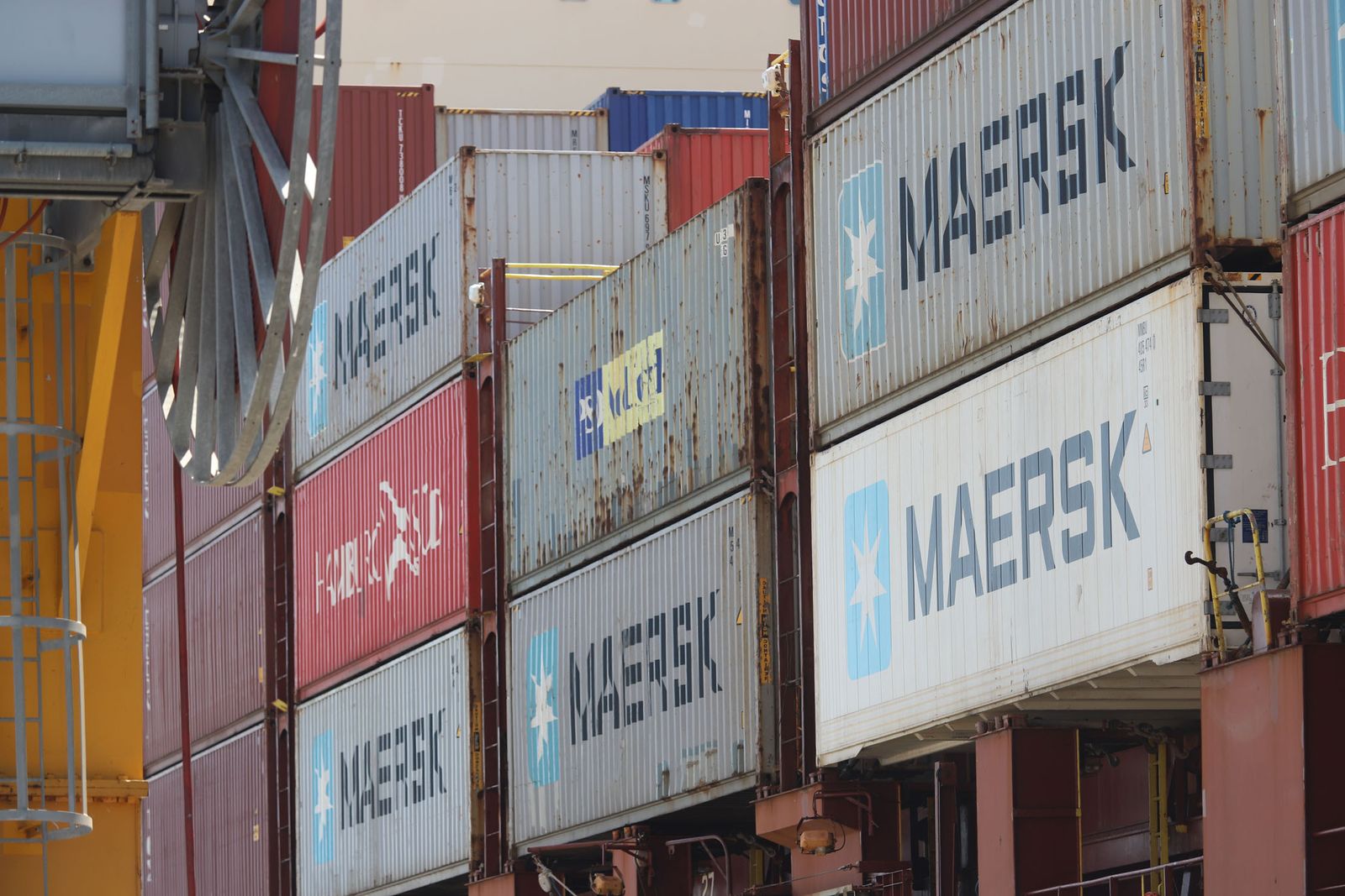 Imágenes de la llegada del buque Maersk al Puerto de Huelva, que abre las escalas con la línea entre Leixoes y Algeciras